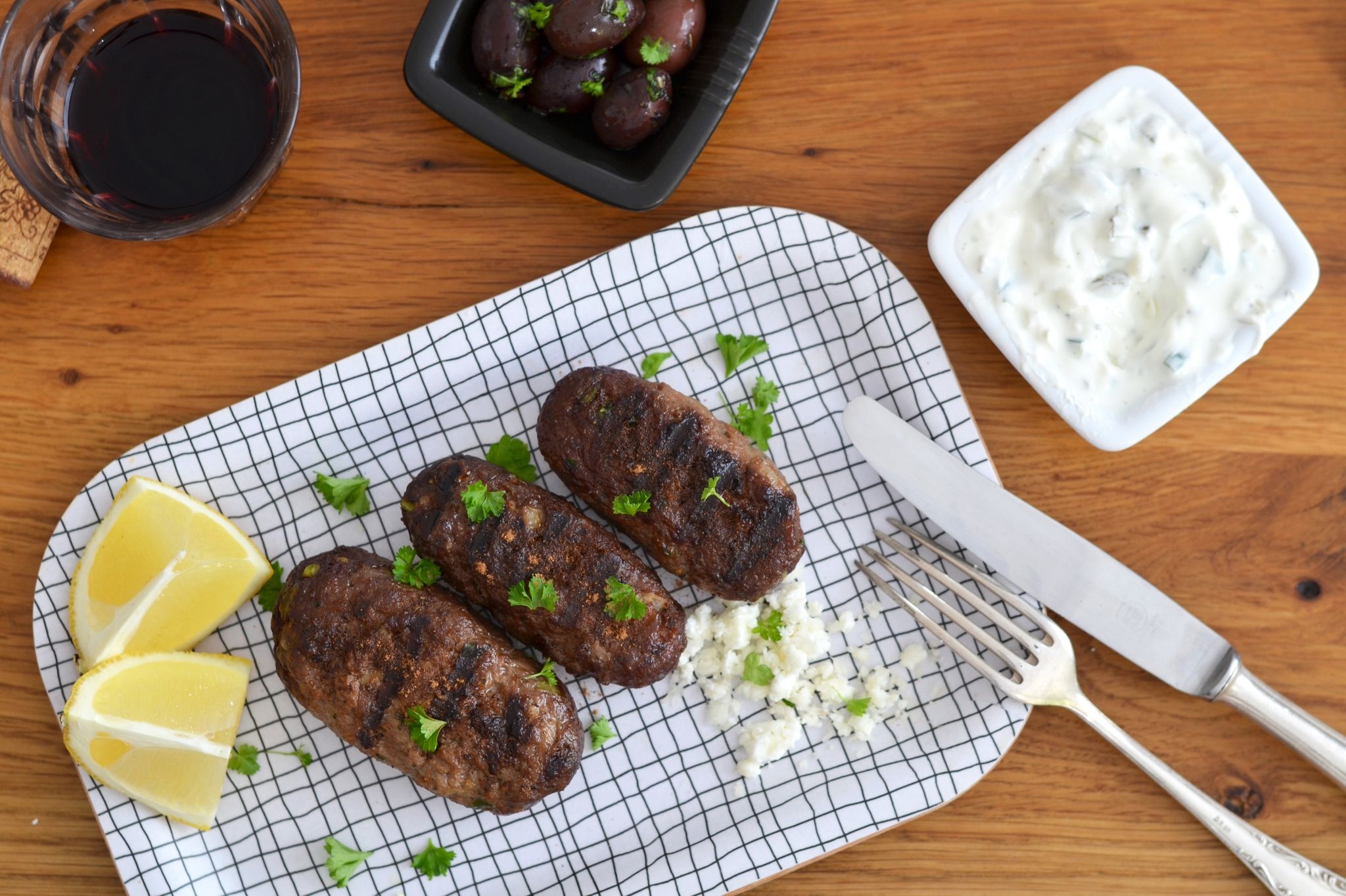 Rezept für mit Käse gefüllte Bifteki und Zaziki