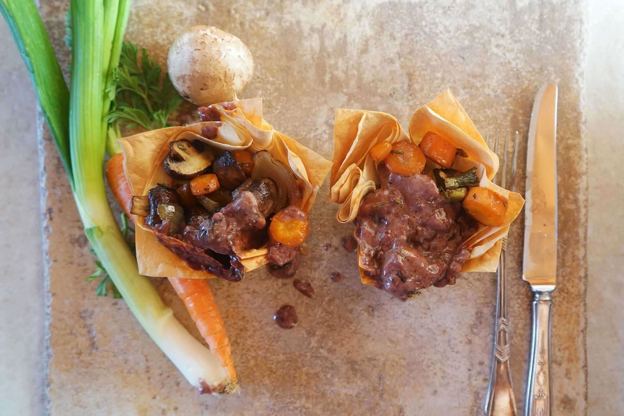 Rezept für Ofengemüse in Filoteigförmchen mit Rotweinsoße