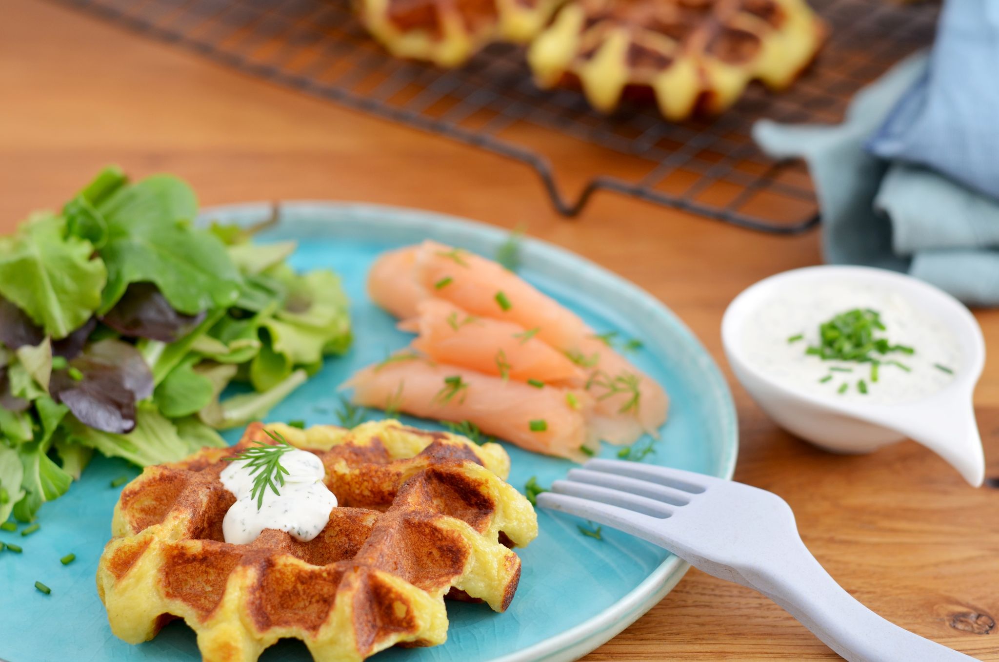 Rezept für Kartoffelwaffeln mit Räucherlachs und Dip