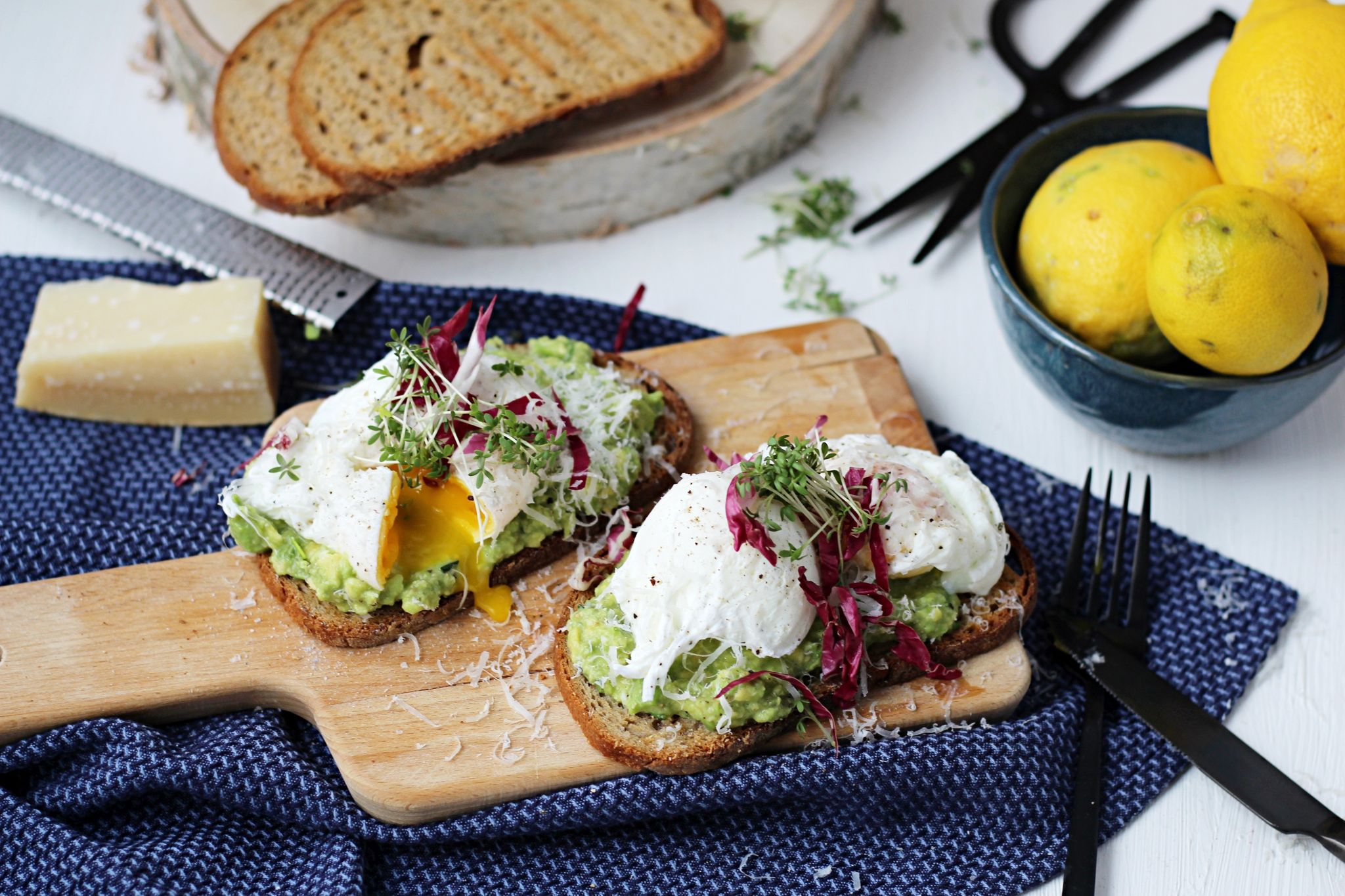 Rezept für Grillstulle mit Avocadocreme und pochiertem Ei