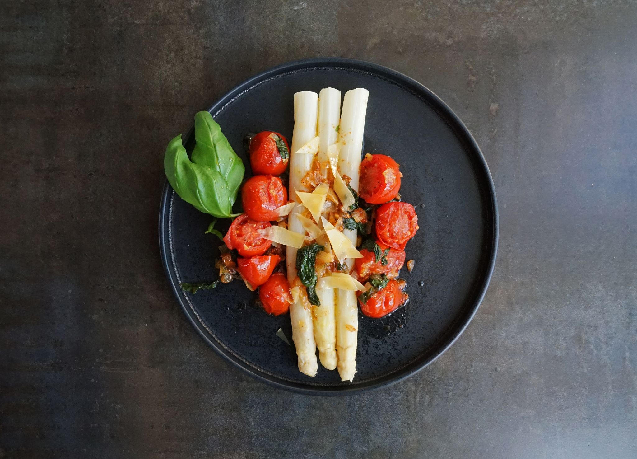 Spargel mit geschmorten Tomaten, Zwiebeln und Basilikum