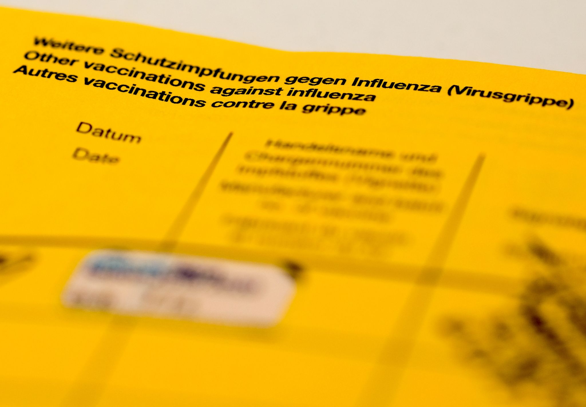 Experten raten zur Vorsicht bei Impfpass-Fotos im Netz