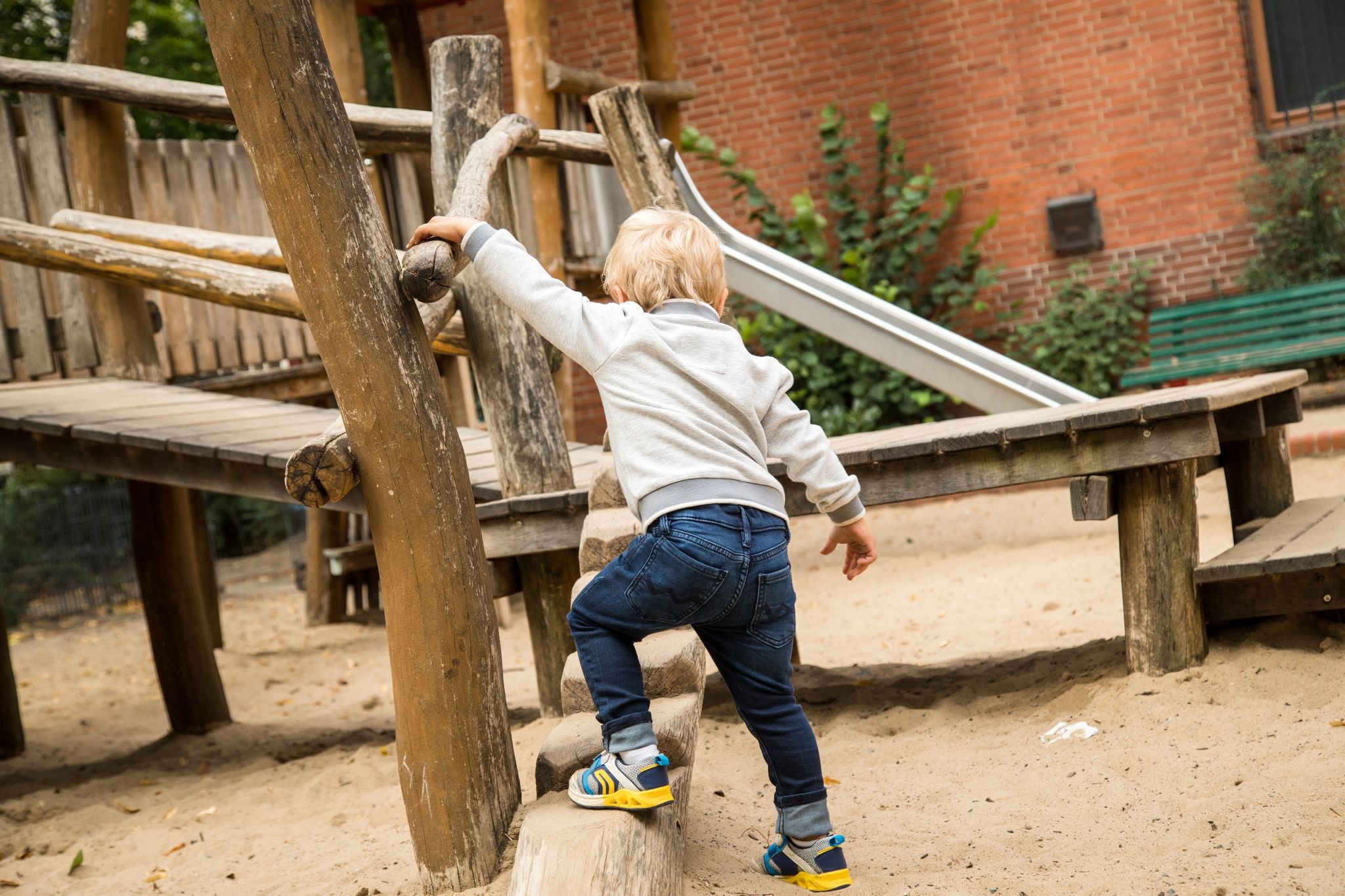 Witterung: Holzgeräte auf dem Spielplatz können morsch sein