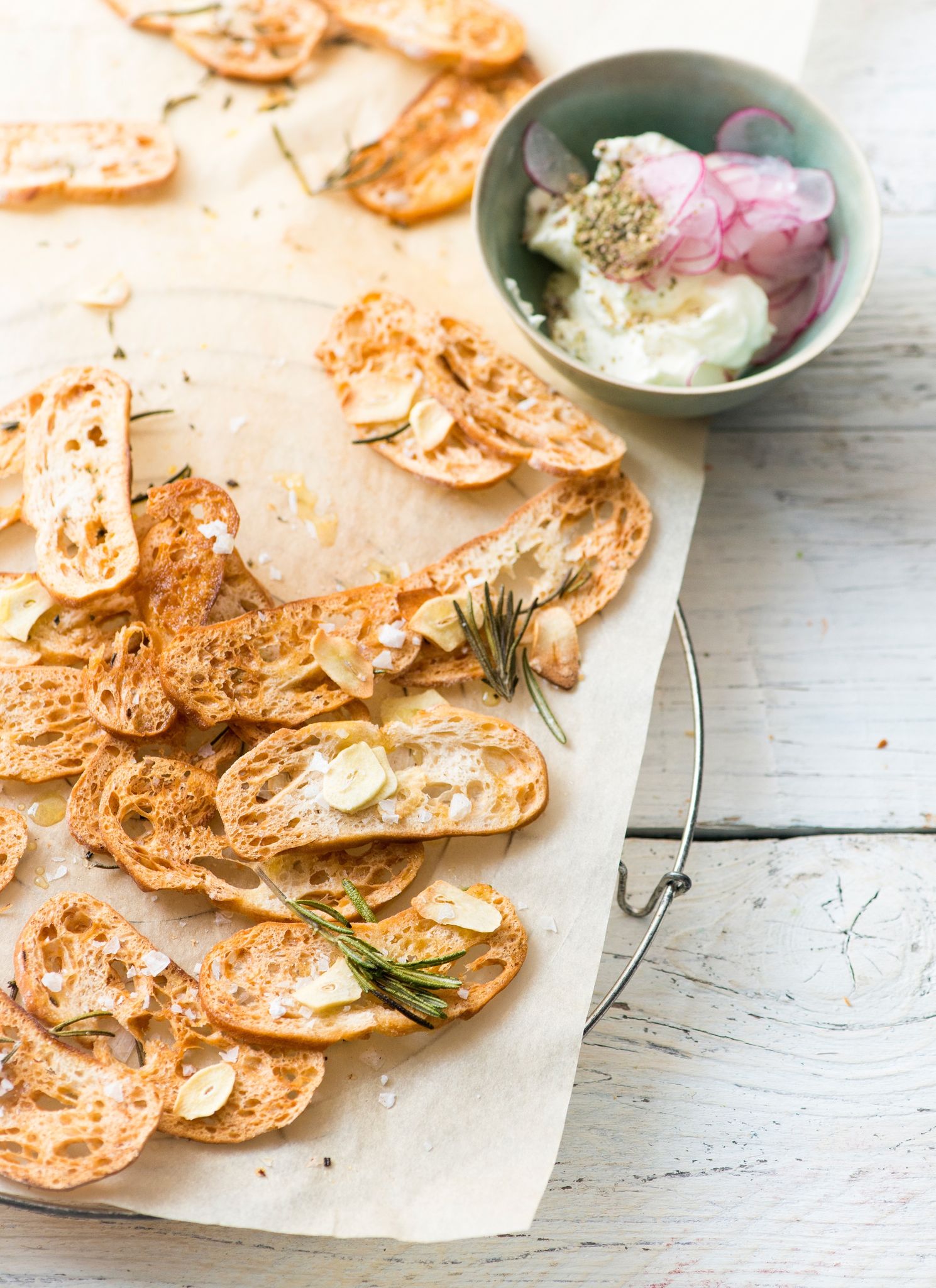 Altbackenes Brot für Auflauf oder Brotchips verwenden