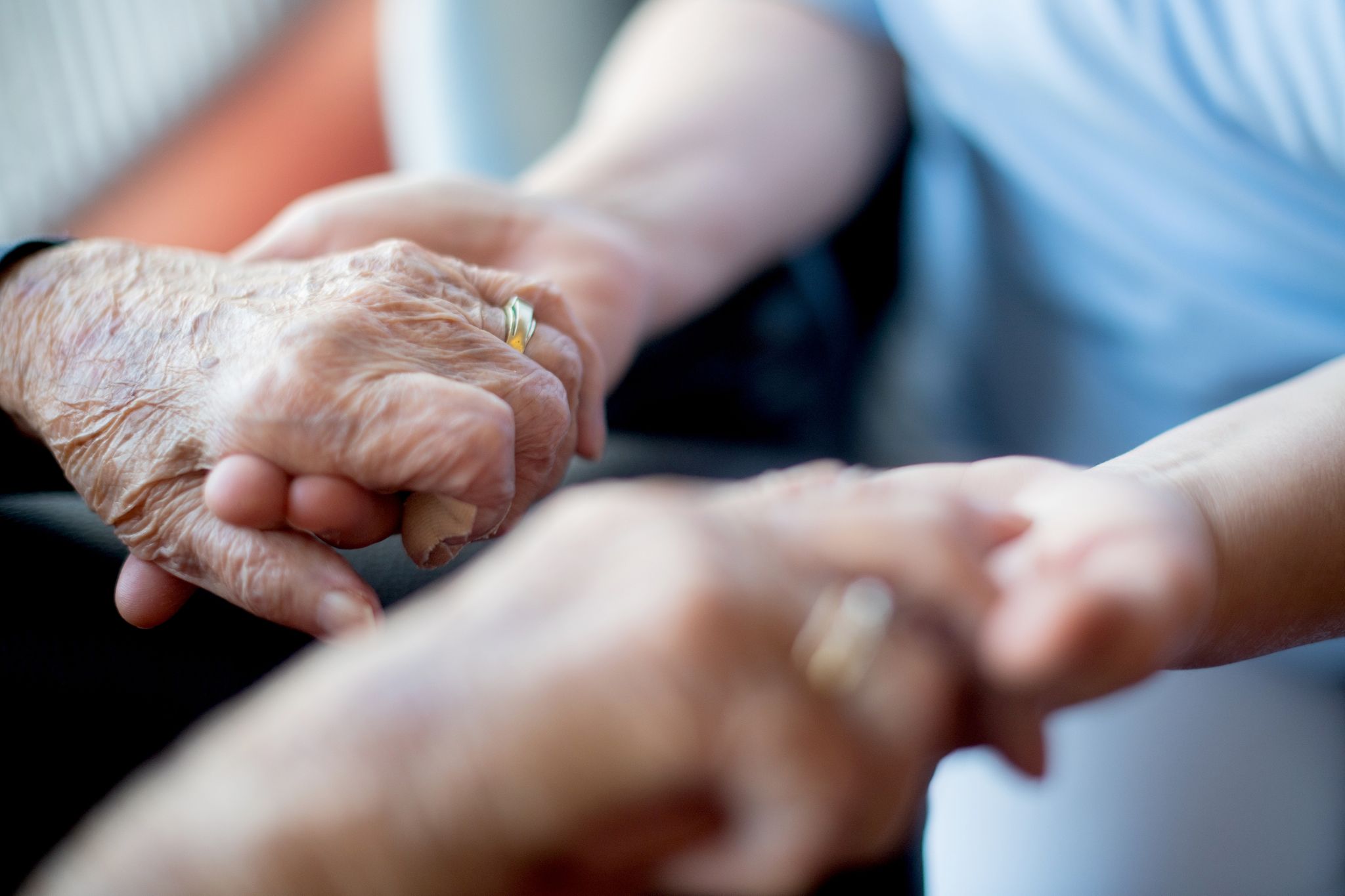 Gutes Gespräch: Mit Alzheimer-Erkrankten Blickkontakt halten
