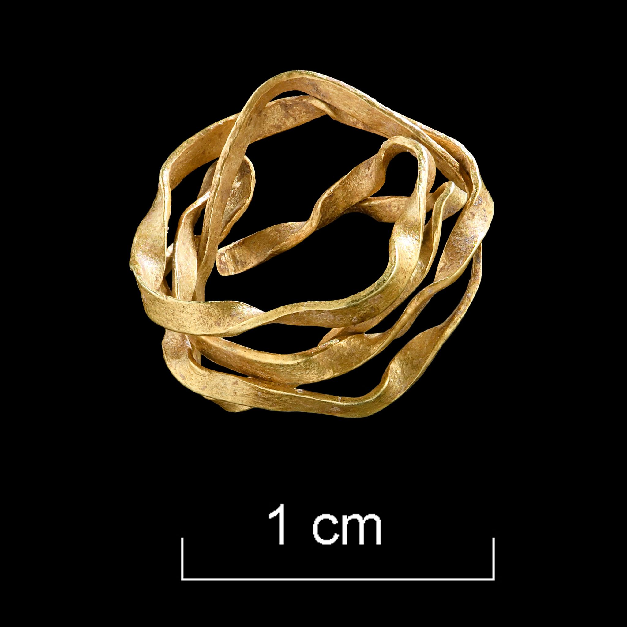 Forscher entdecken 3800 Jahre alte Goldspirale in Frauengrab