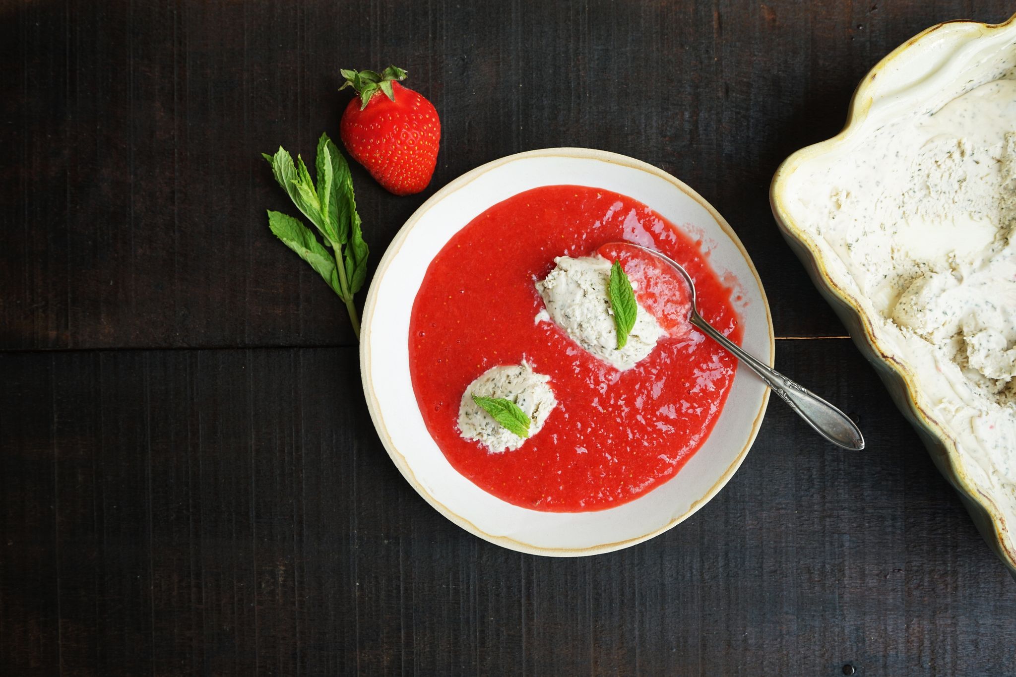 Pürierte Erdbeeren mit Mascarpone-Minz-Eis