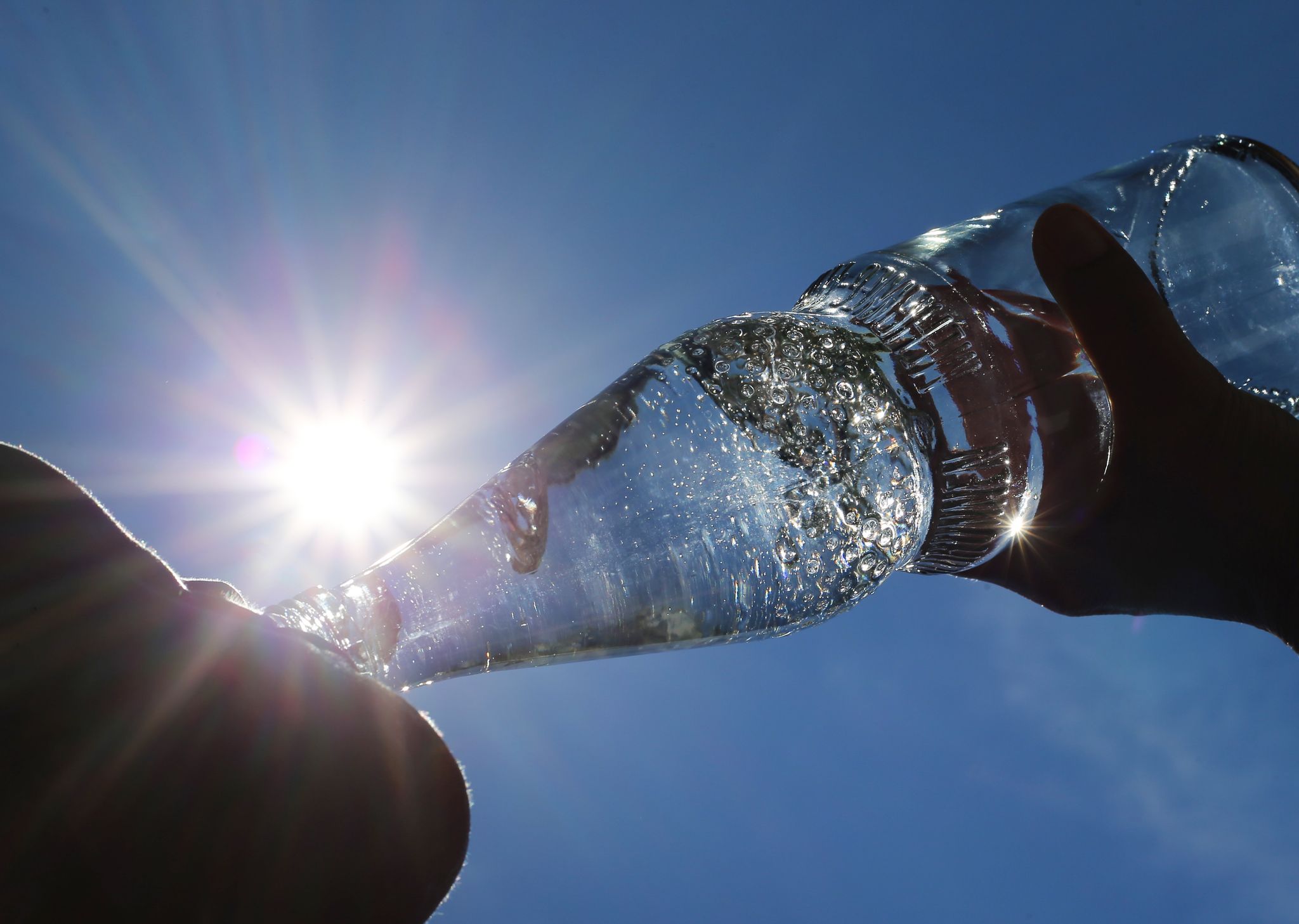 Eiskalte Limo und dunkle Kleidung: Sommer-Fakten im Check
