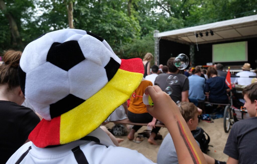 Am Mittag die Fußball-EM lieber von zu Hause ansehen