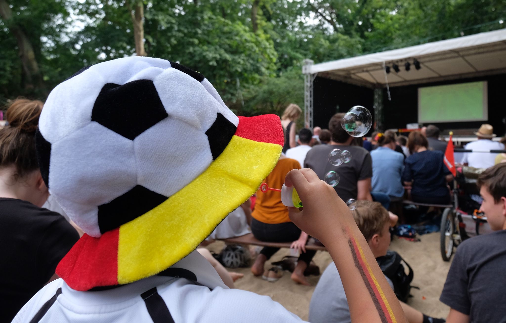 Am Mittag die Fußball-EM lieber von zu Hause ansehen