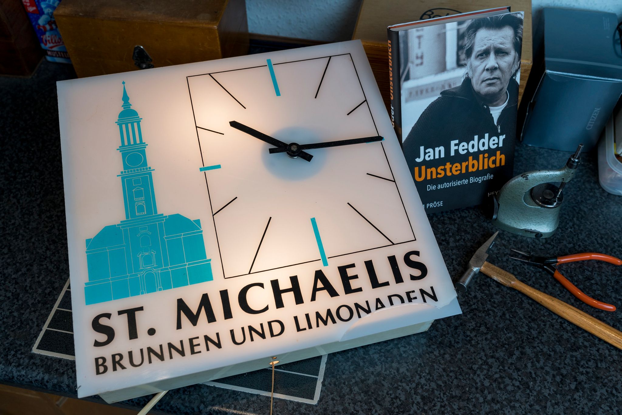 Versteigerung: Küchenuhr von Jan Fedder bringt 14.155 Euro