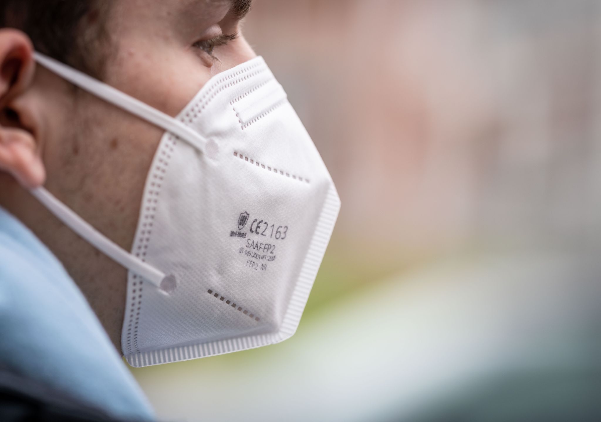 Wie FFP2-Masken zugleich schützen und nicht unbequem sitzen