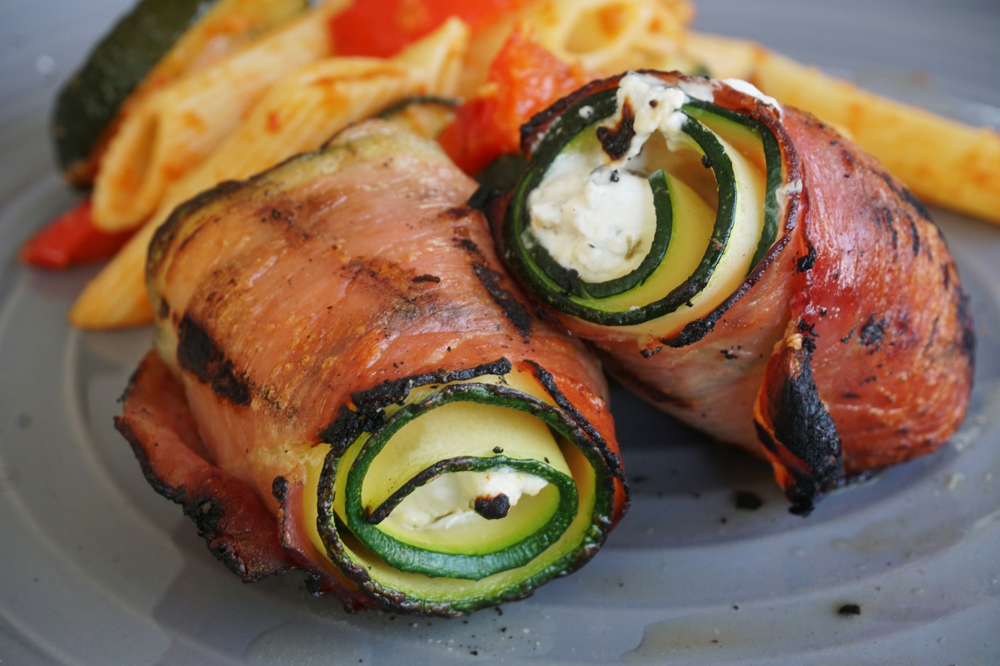 Rezept für Zucchiniröllchen mit Serranoschinken
