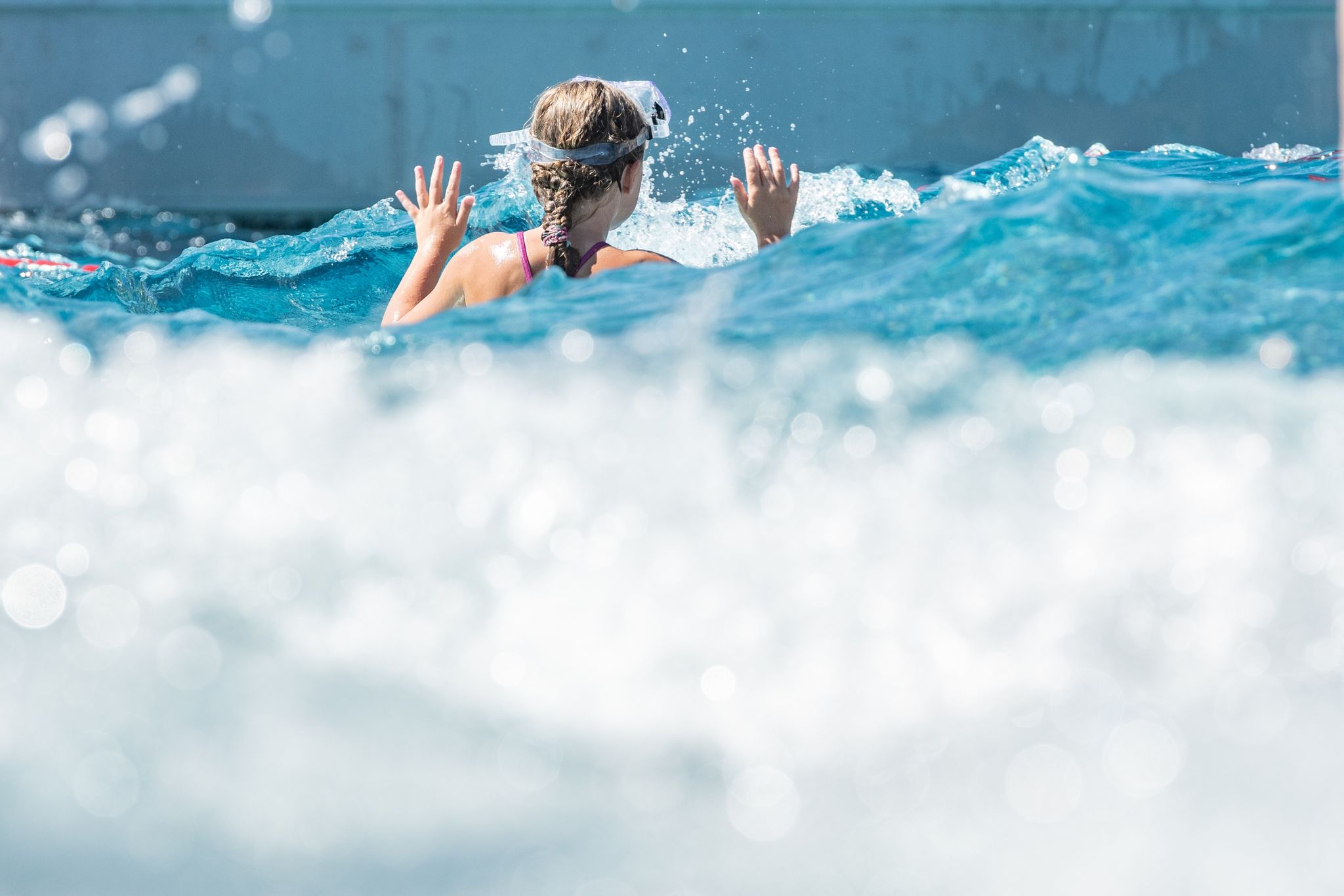 Eltern lassen sich im Schwimmbad oft vom Handy ablenken