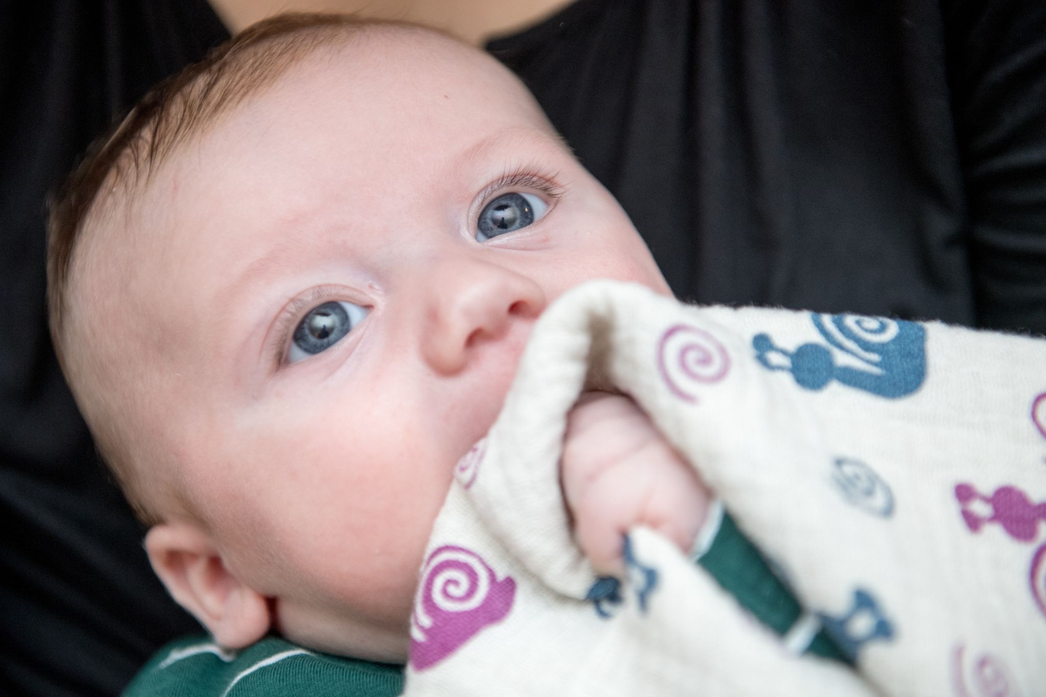 Schon ganz kleine Babys Dinge anfassen lassen