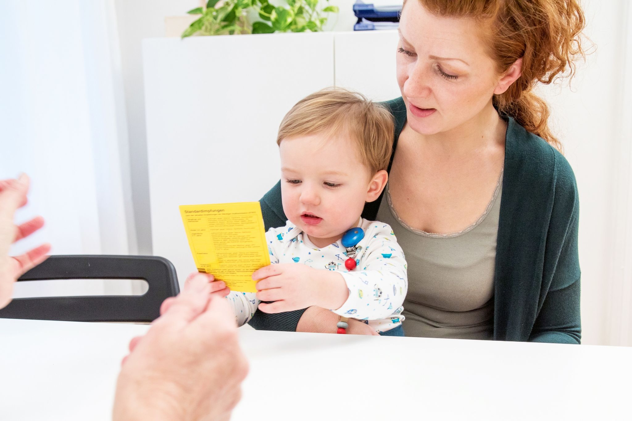 Beim Piks: Körperkontakt hilft Kleinkindern beim Impfen