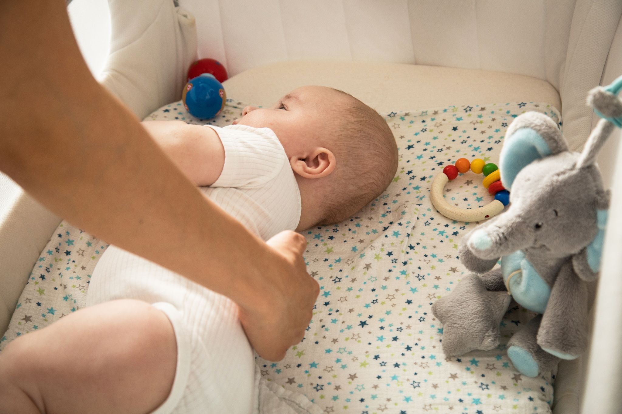 Babys von der Lieblingsseite weglocken