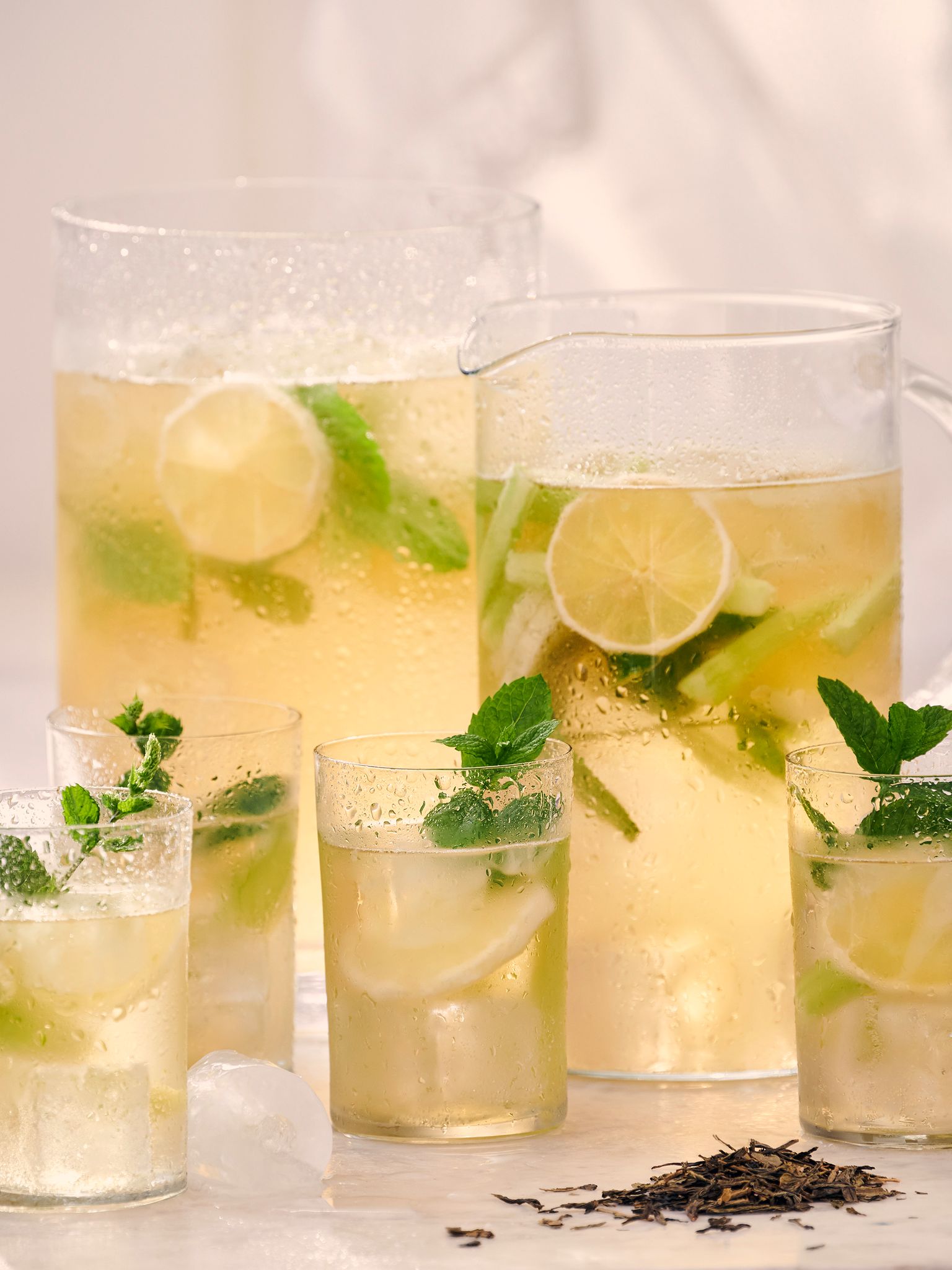 Sommer-Trend ohne Zucker: Eiskalte Teebowle selbst gemacht