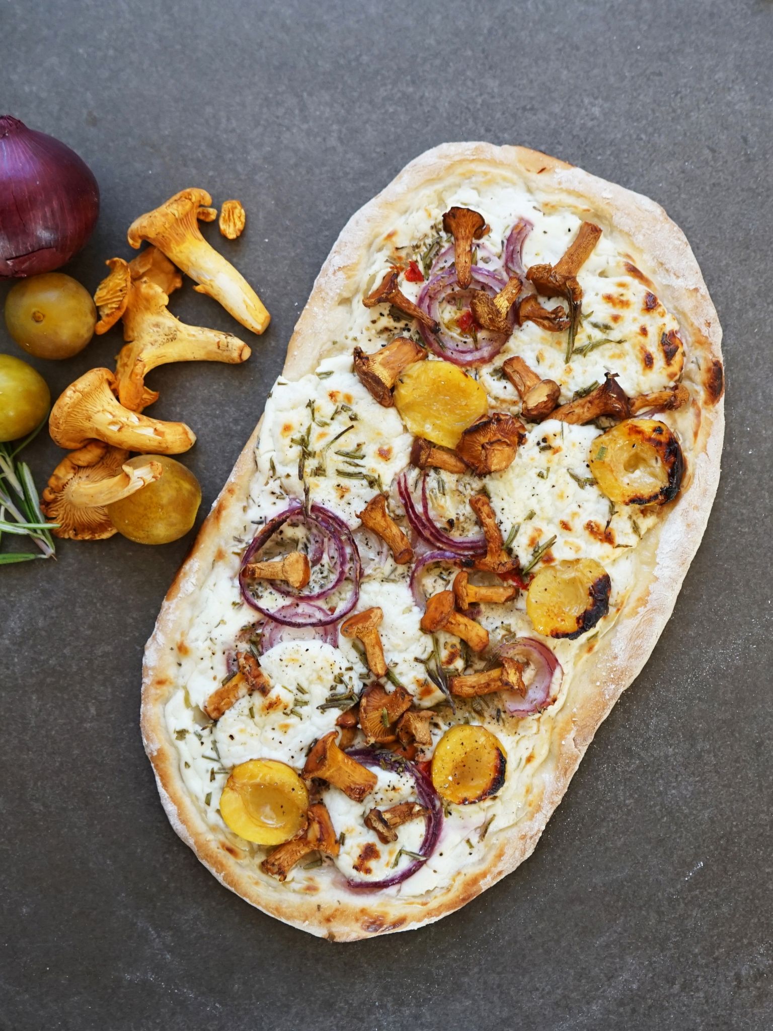 Pizza Agosto mit Pfifferlingen, Mirabellen und Ziegenkäse