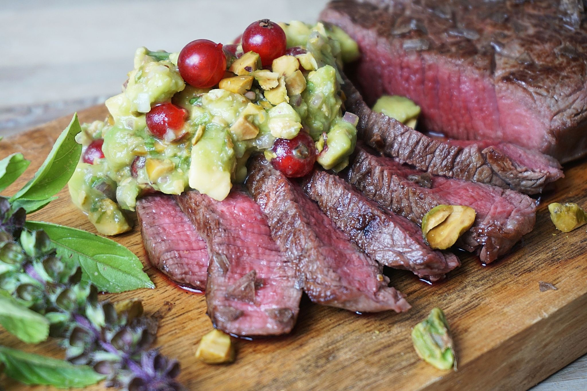 Rezept für Steak mit Avocado-Johannisbeer-Salsa