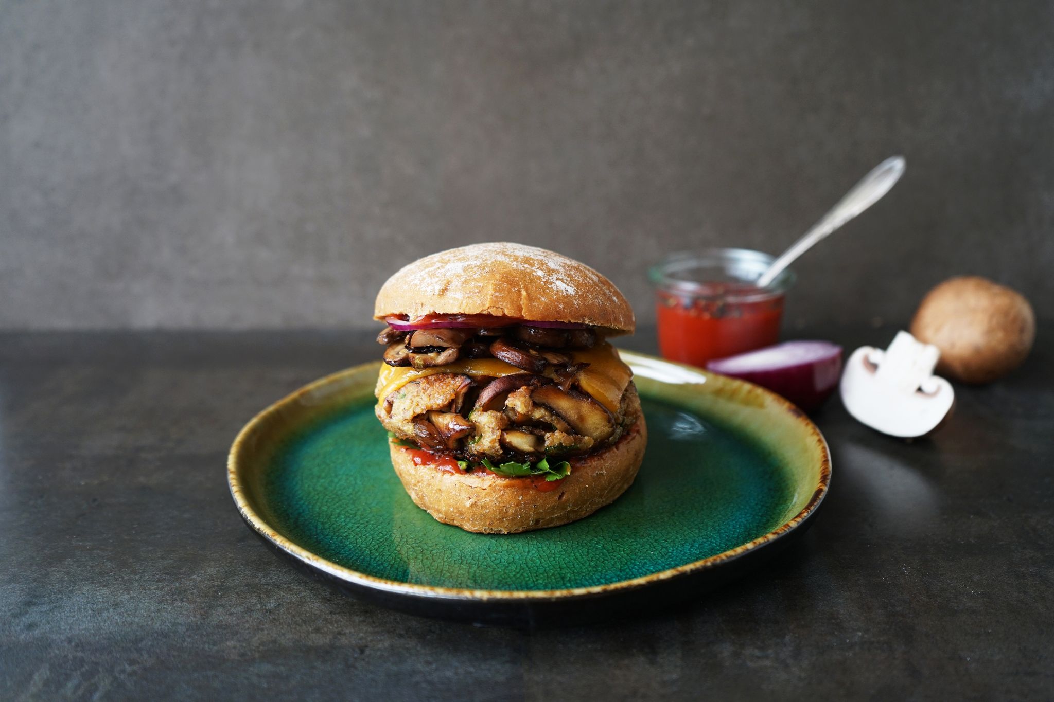 Rezept für Pilzburger mit Cheddar und roten Zwiebeln