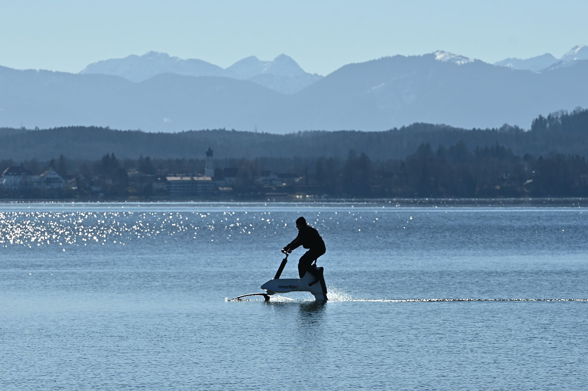 Foilbiking: Mit dem Rad übers Wasser düsen
