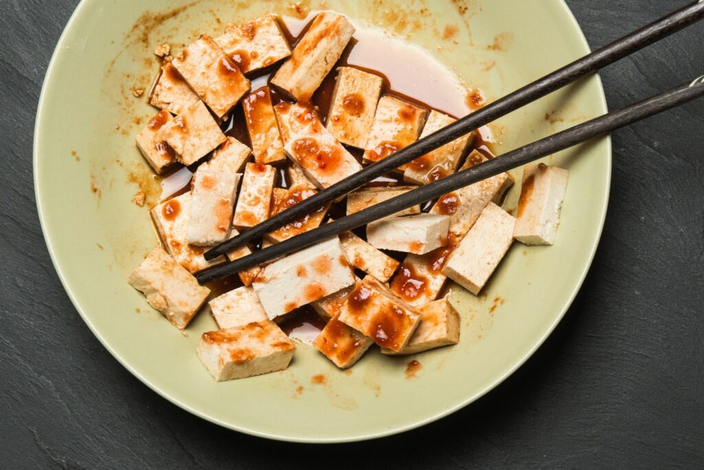 Entwässern und marinieren: So gelingt würziger und krosser Tofu