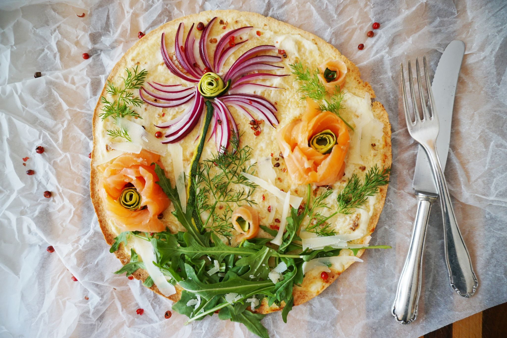 Rezept für Blitz-Pizza mit Lachsröschen