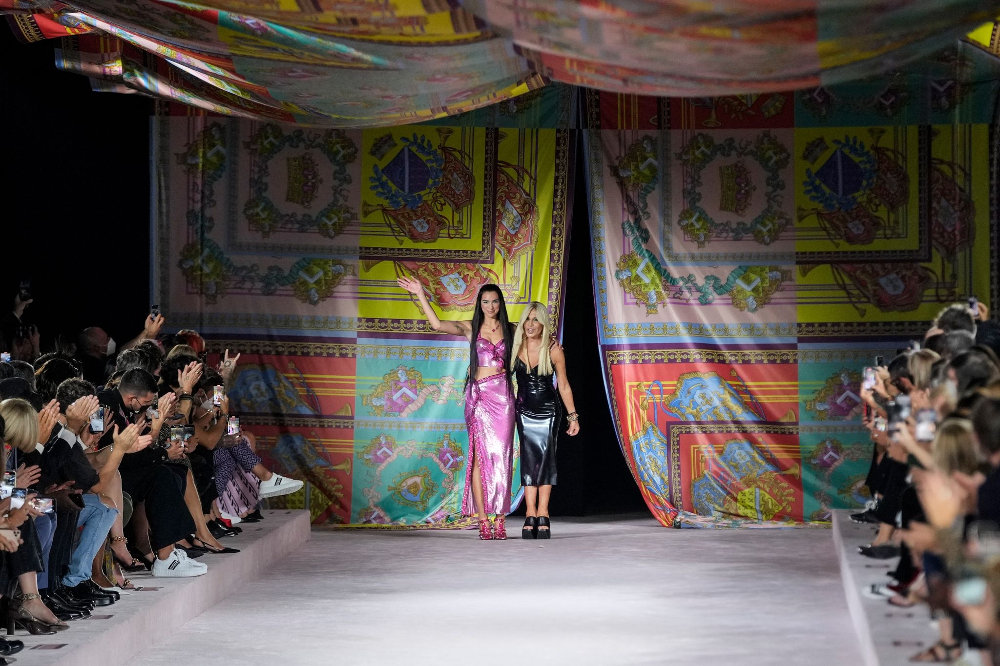Prominente Models bei Versace in Mailand