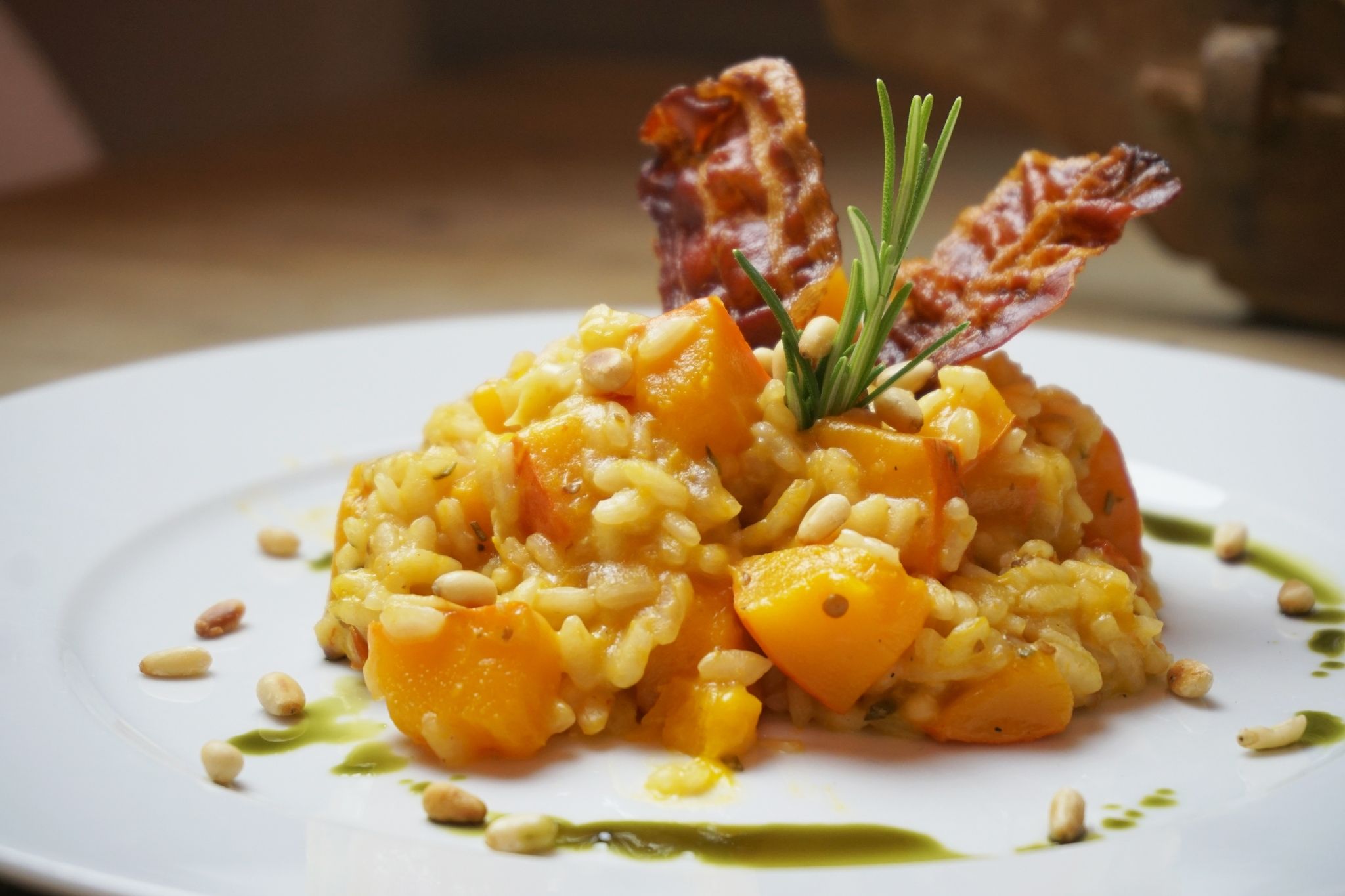 Rezept für Kürbisrisotto mit Baconchips und Pinienkernen