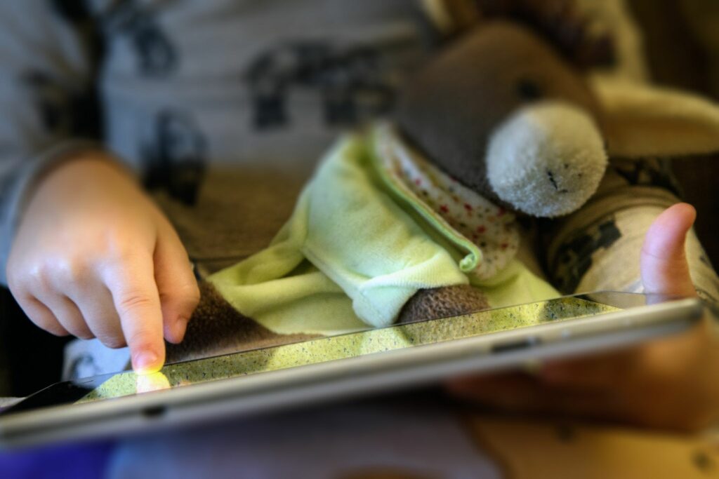 Abends mit Smartphone und Co. schadet dem Kinderschlaf