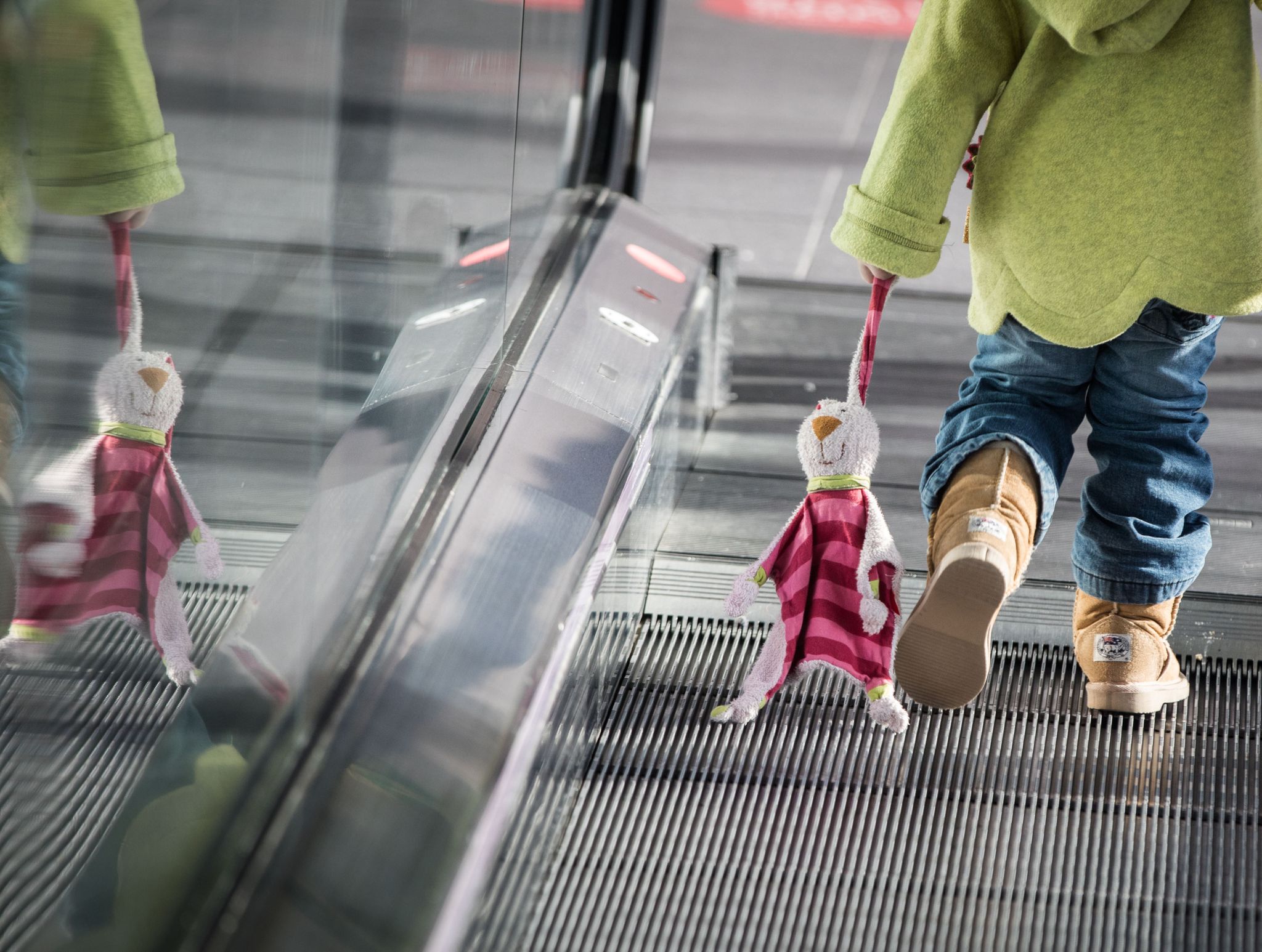 Kinder auf der Rolltreppe im Auge behalten