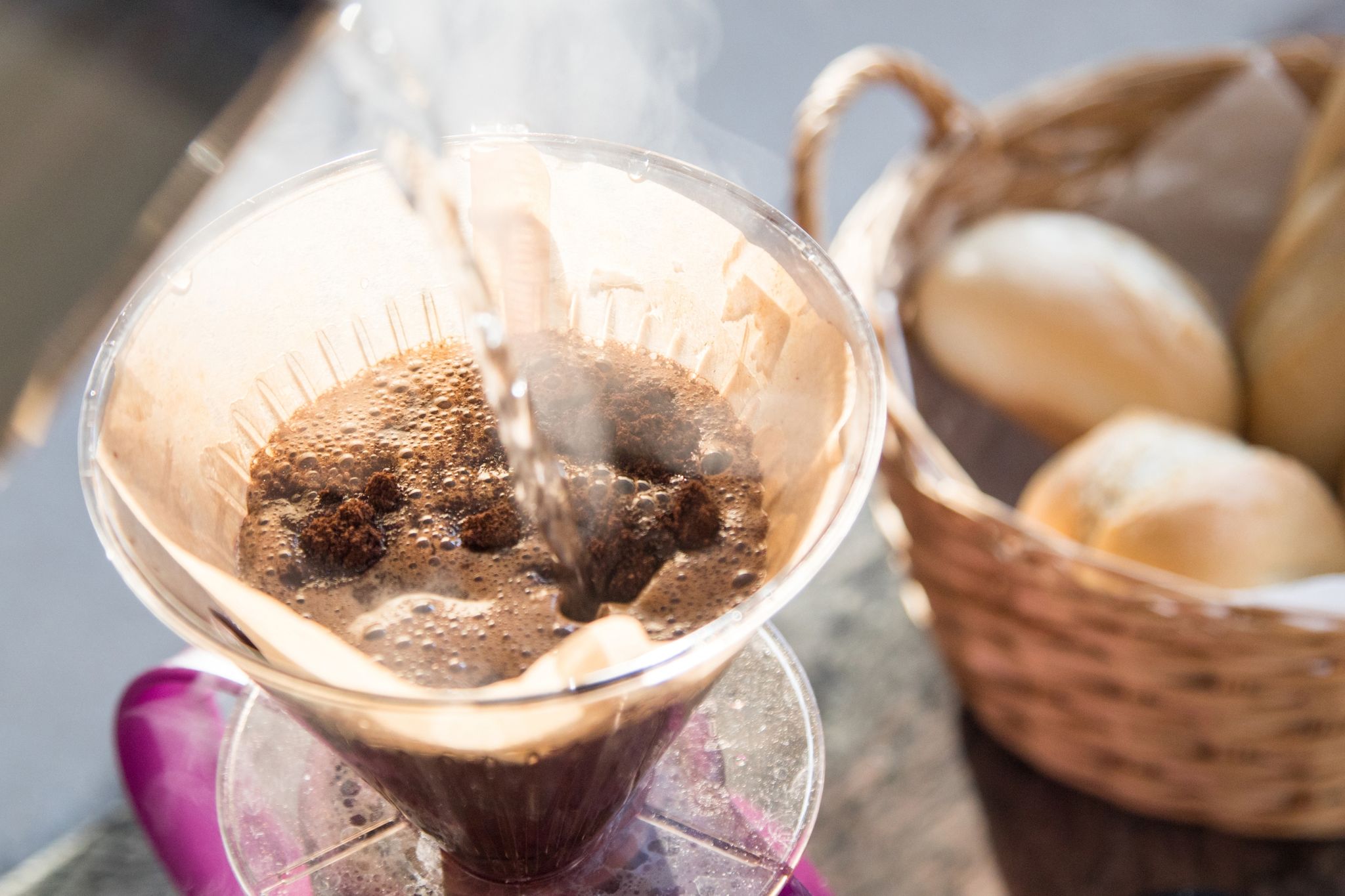 Lösungsmittel oder CO2: So verschwindet Koffein aus Kaffee