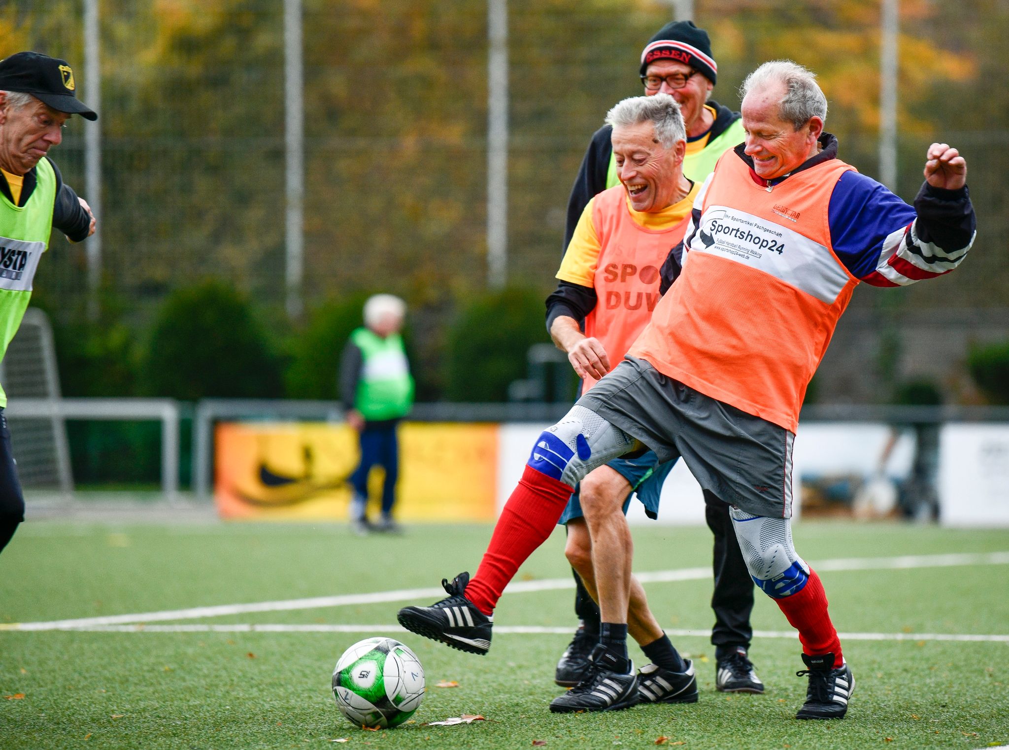 Mit Gehfußball, Tischtennis oder Tanz im Alter fit bleiben