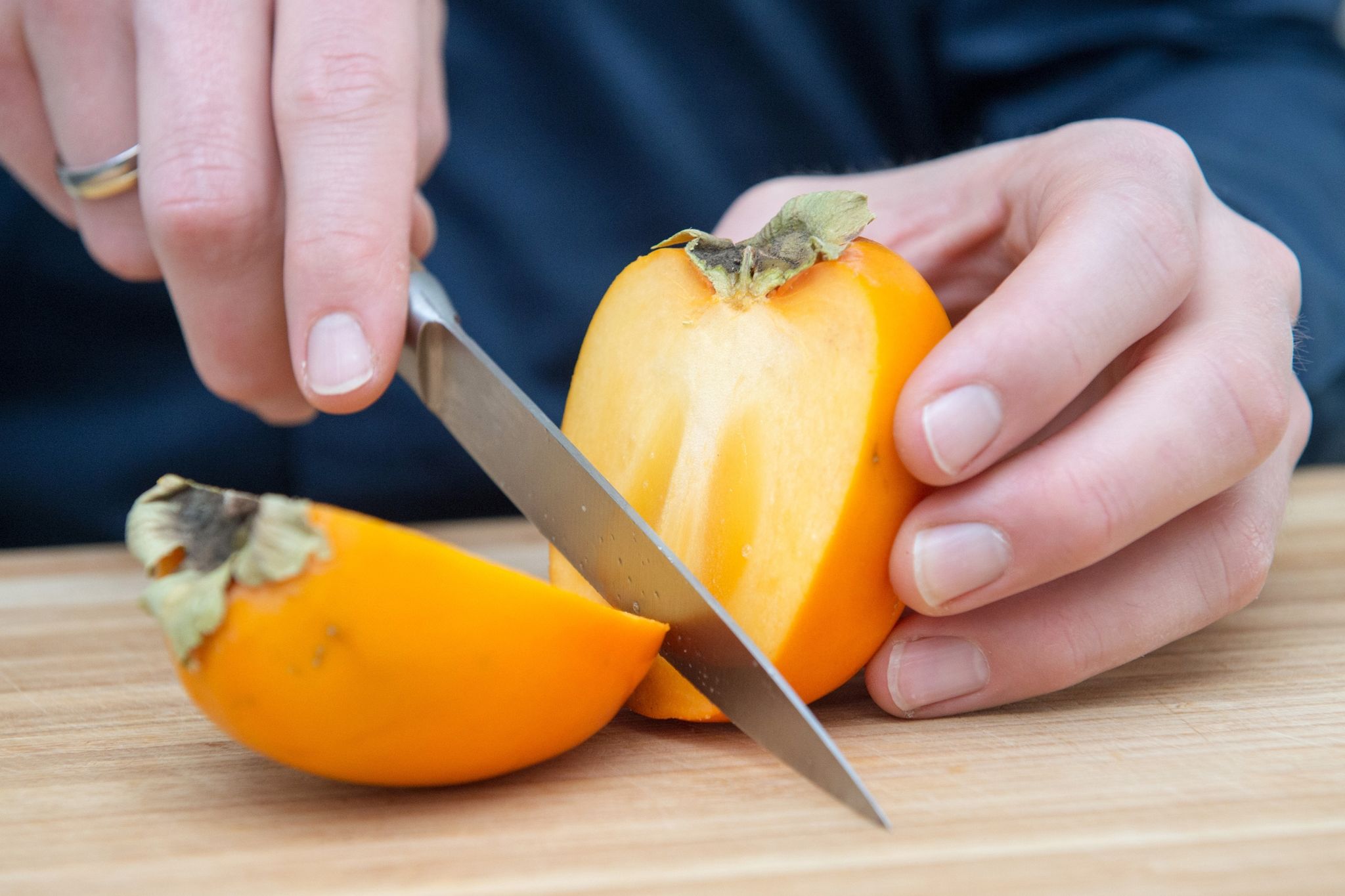 Mit oder ohne Schale? So knöpft man sich die Kaki-Frucht vor