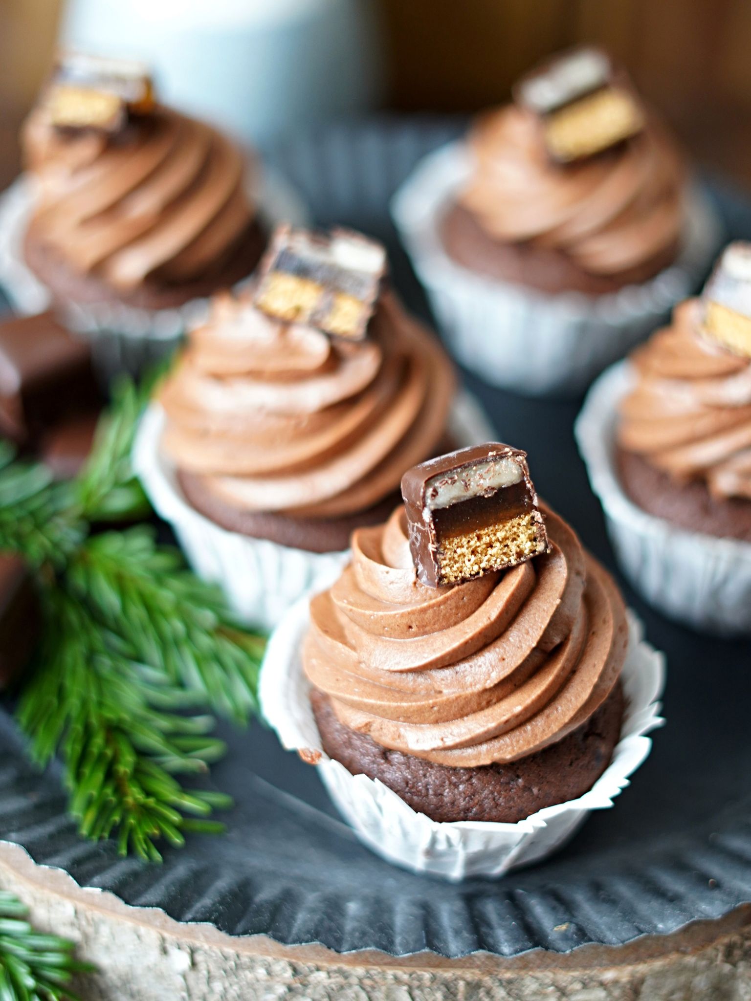 Hingucker auf der Weihnachtstafel: Dominostein-Cupcakes
