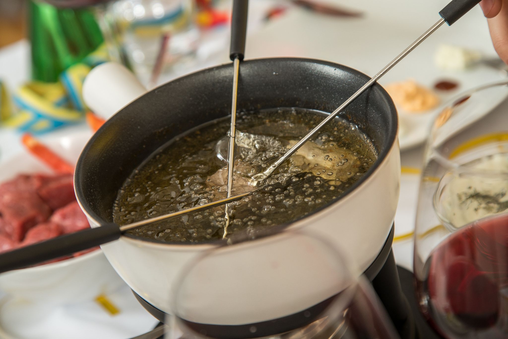Fondue- und Bratenfett gehört in den Hausmüll