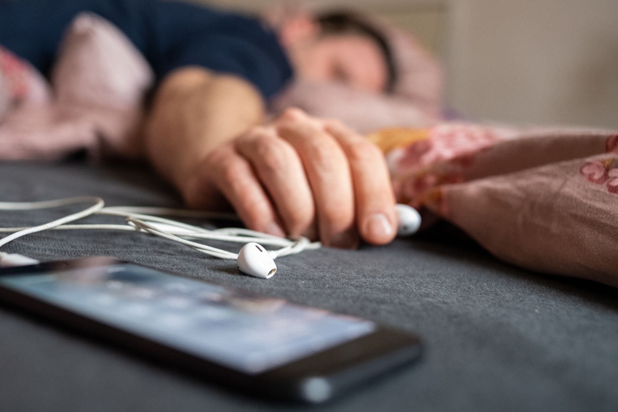 Ist es schlimm, mit Musik im Ohr zu schlafen?