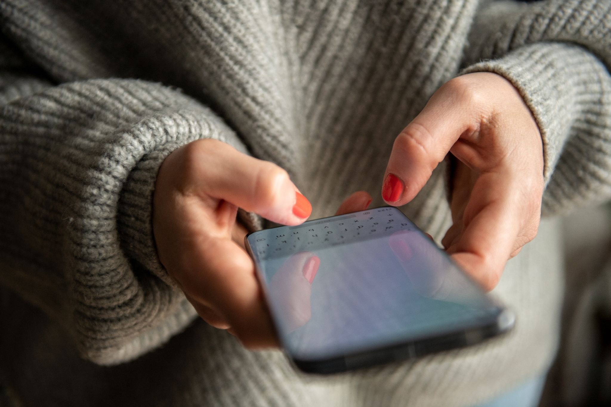 Warum Sie besser im Stehen auf dem Smartphone tippen