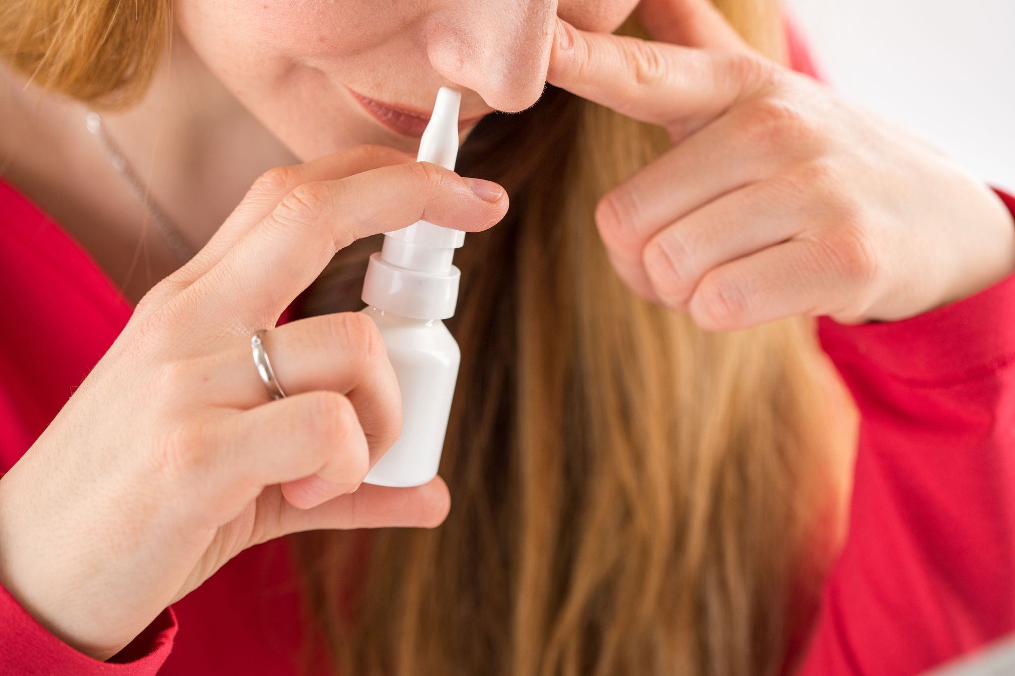 Heuschnupfen: Erst schnäuzen, dann Nasenspray benutzen
