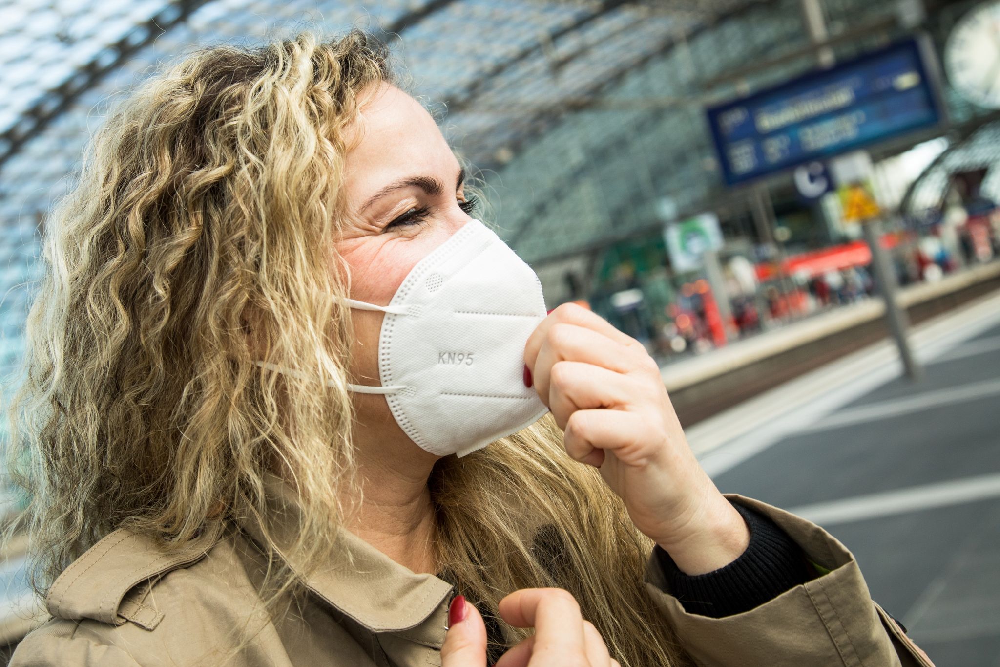 Hautproblemen vorbeugen: Schweiß unter Maske sanft abwischen