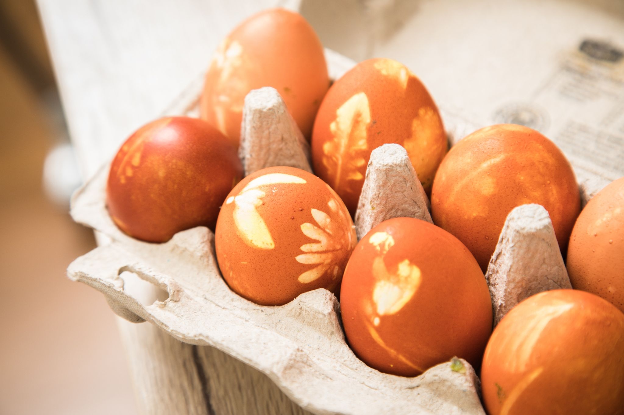 Eier natürlich färben in Feinstrumpf und Zwiebelschalensud