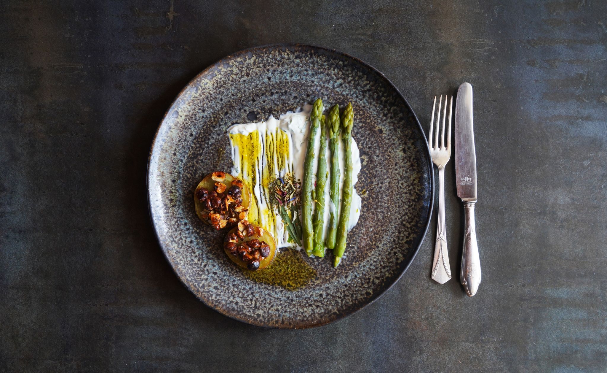 Grüner Spargel mit Estragon-Creme und Kartoffel-Florentinern