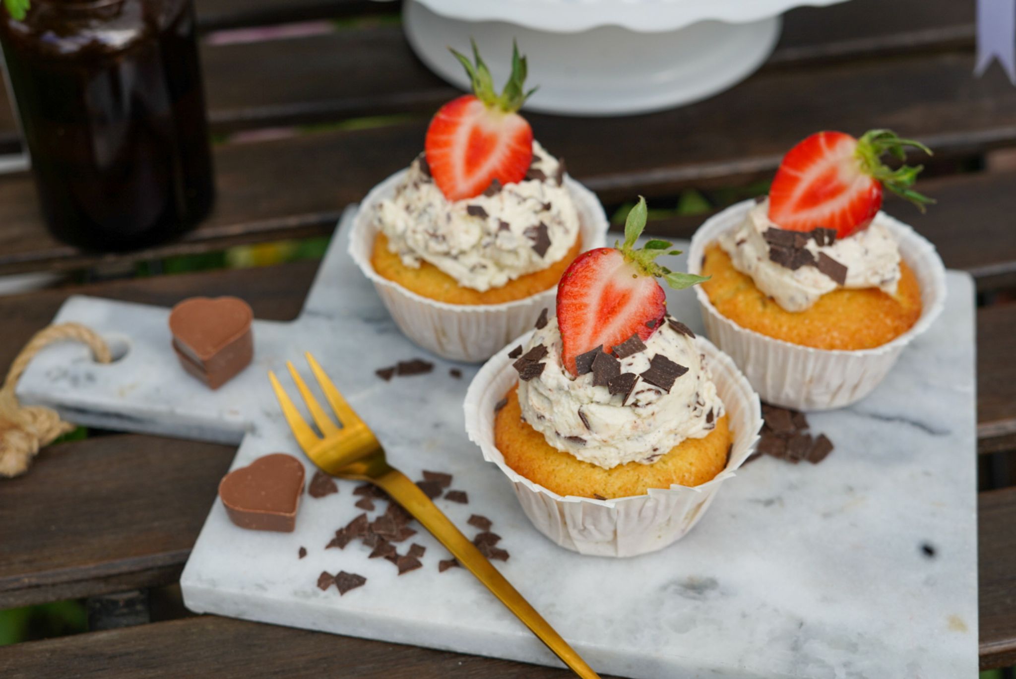 Erdbeercupcakes mit Stracciatella-Frosting