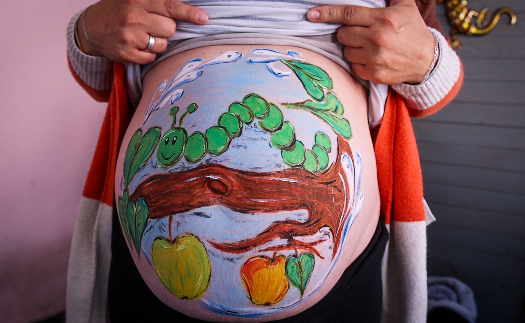 Ritual für Schwangere: Hobbymalerin verziert Babybäuche