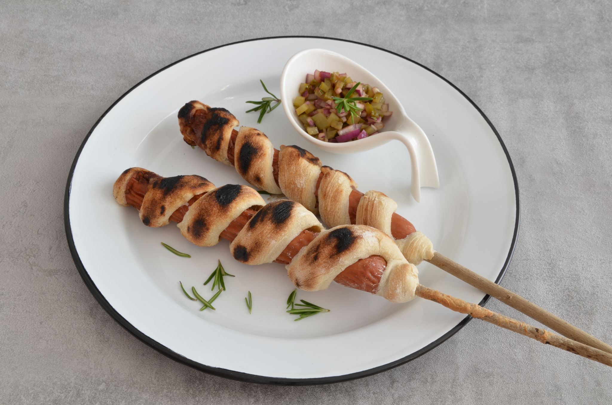Rezept für Stockbrot à la Hotdog mit Gurken-Relish