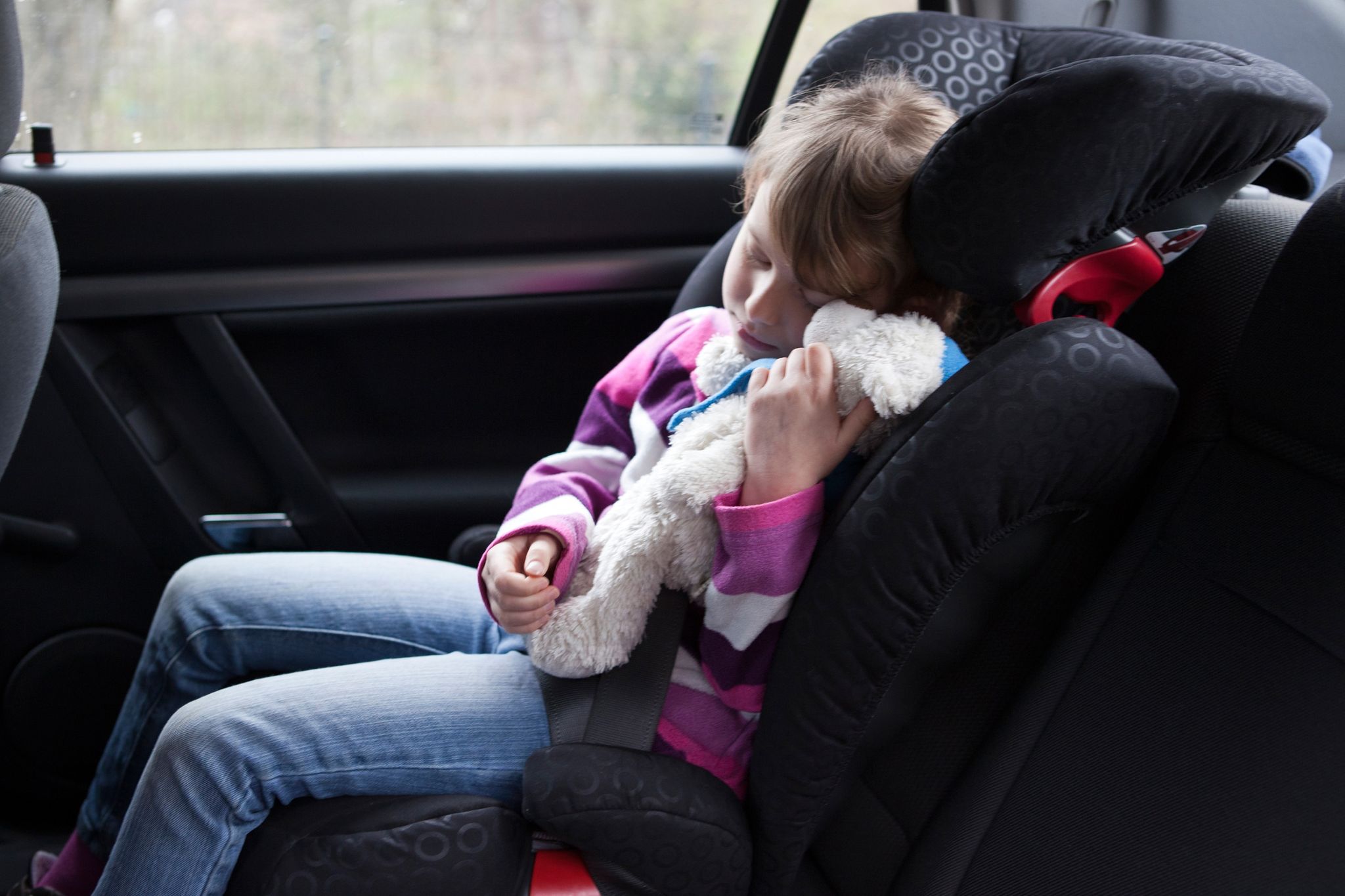 So sind Kinder im Auto richtig gesichert