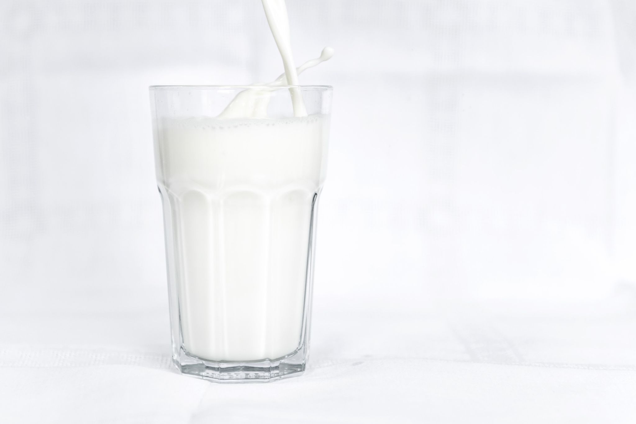 Schlaftrunk und Schönheitsbad? Milch-Mythen im Faktencheck