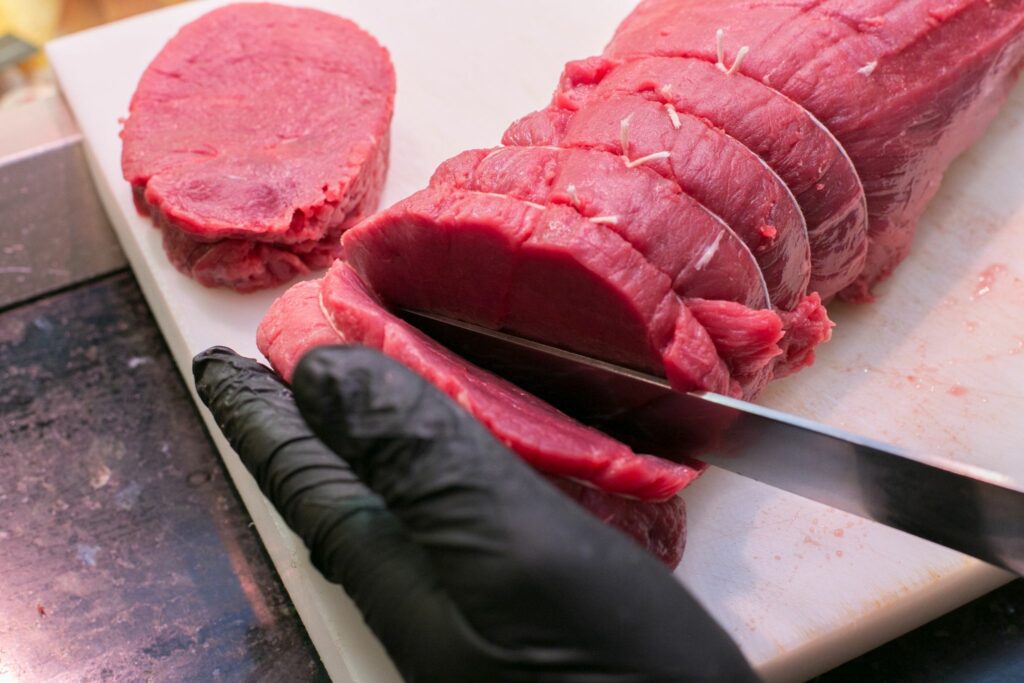 Fleisch mit der Faser oder gegen sie schneiden?