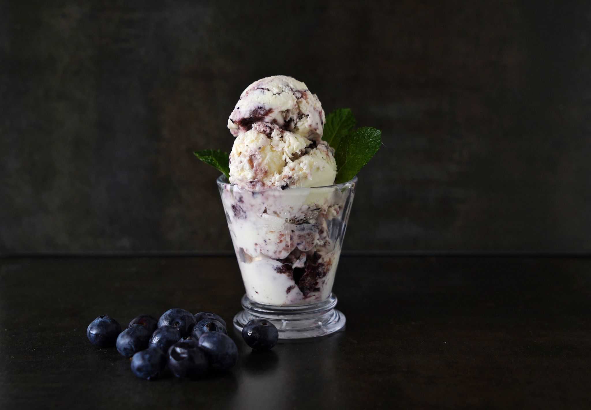 Blaubeer-Frozen-Yogurt mit geeisten Minzblättern